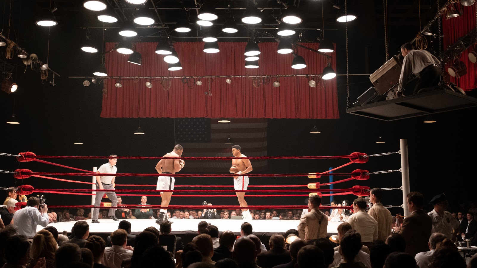 Wide shot of Cassius Clay fighting Sonny Liston in One Night in Miami