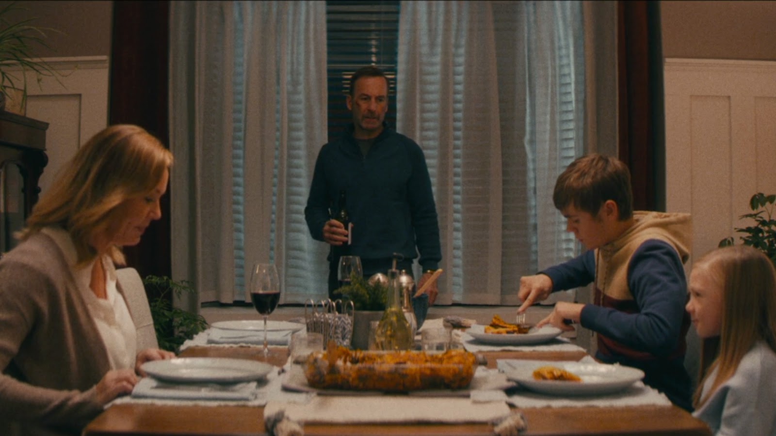 The family sits down to dinner in Nobody