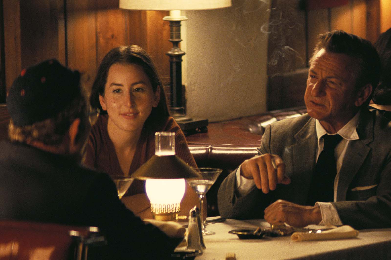 Alana at the restaurant with Jack Holden and Rex Blau (Tom Waits) in Licorice Pizza. Image © MGM Studios