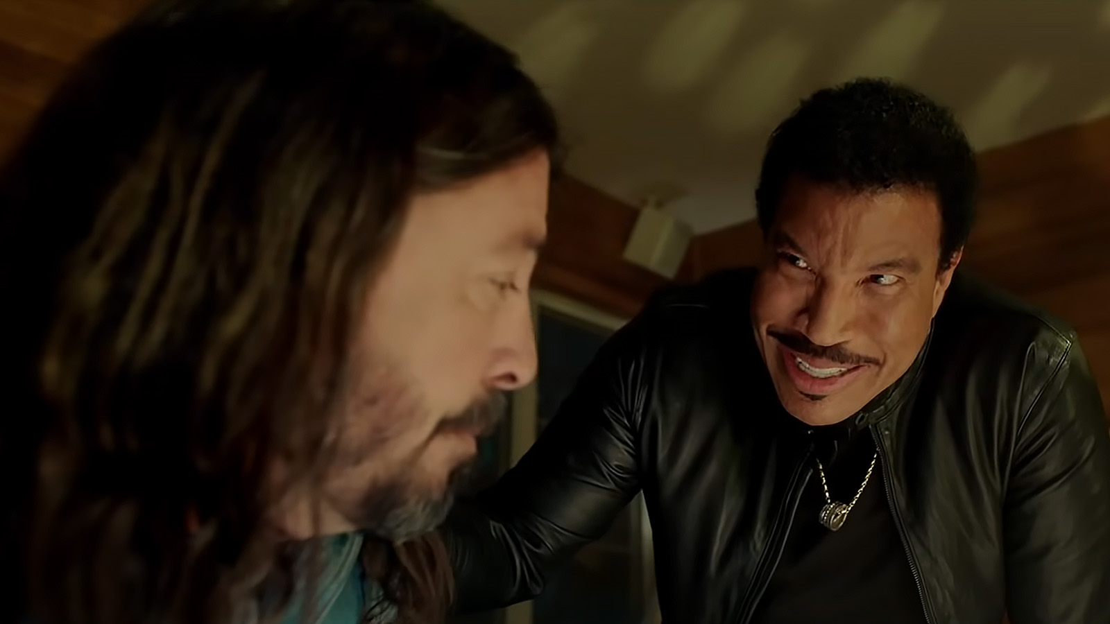 Lionel Richie is less than supportive in his Studio 666 cameo. Image © Sony Pictures