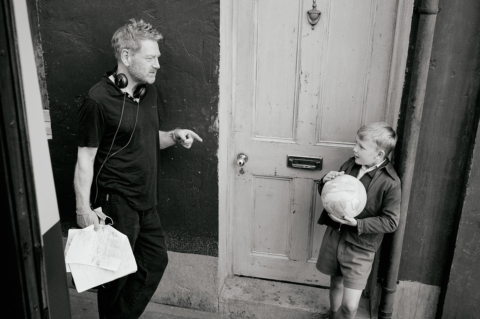 Branagh directs Jude Hill, who plays Buddy in Belfast. Image © Focus Features