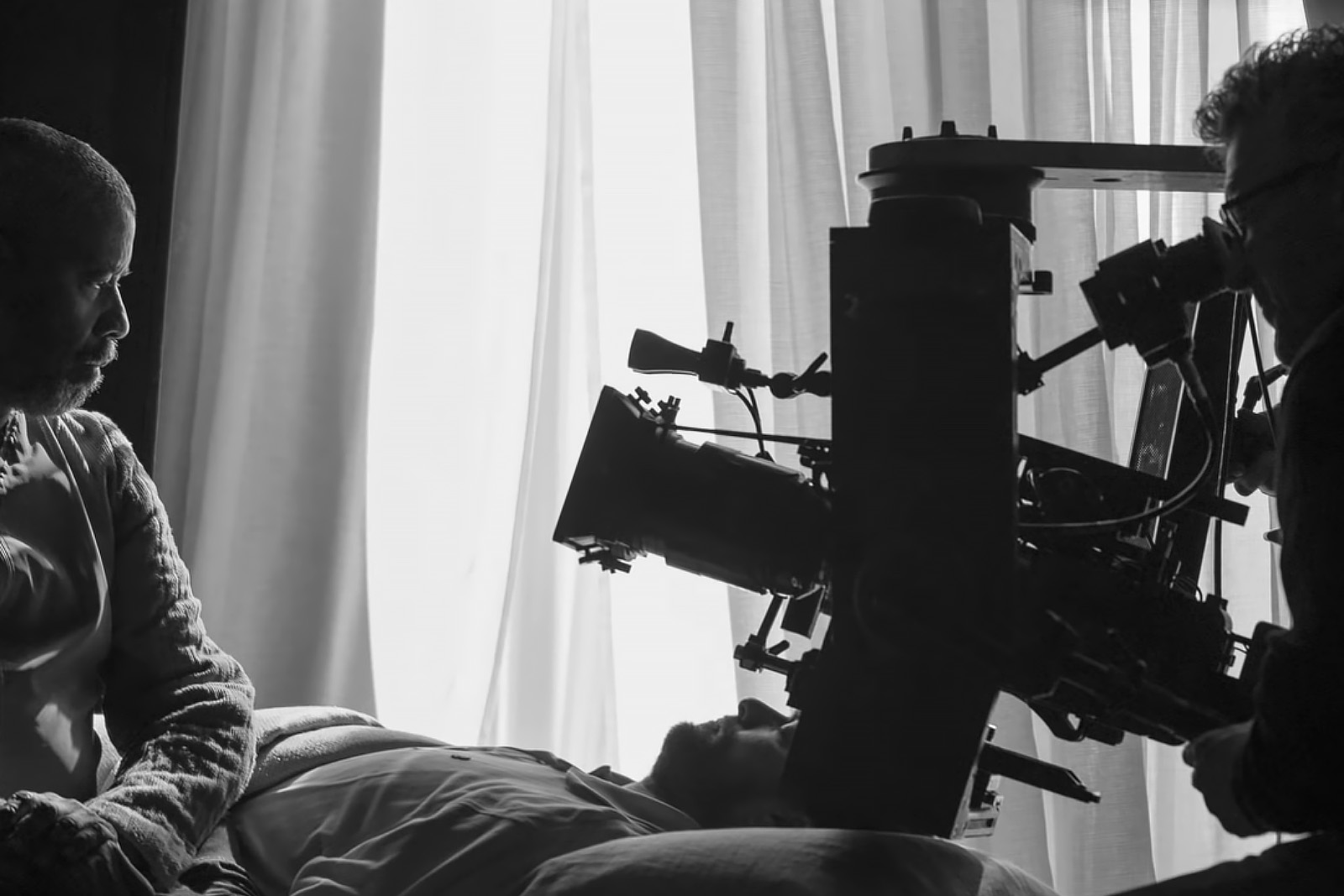 Director Joel Coen films Denzel Washington as Macbeth. Image © Apple TV