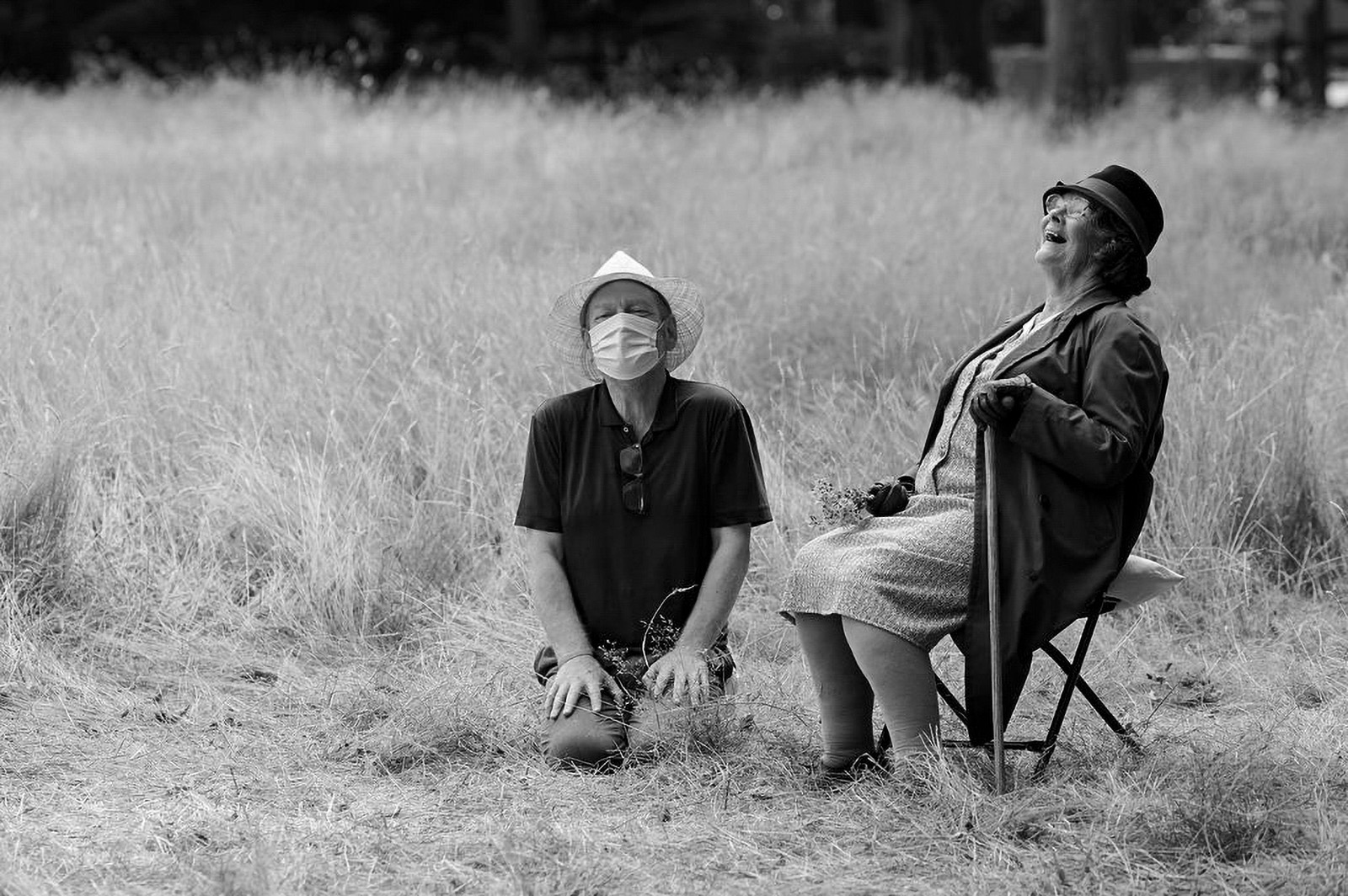 Kenneth Branagh and Judi Dench laughing on location for Belfast