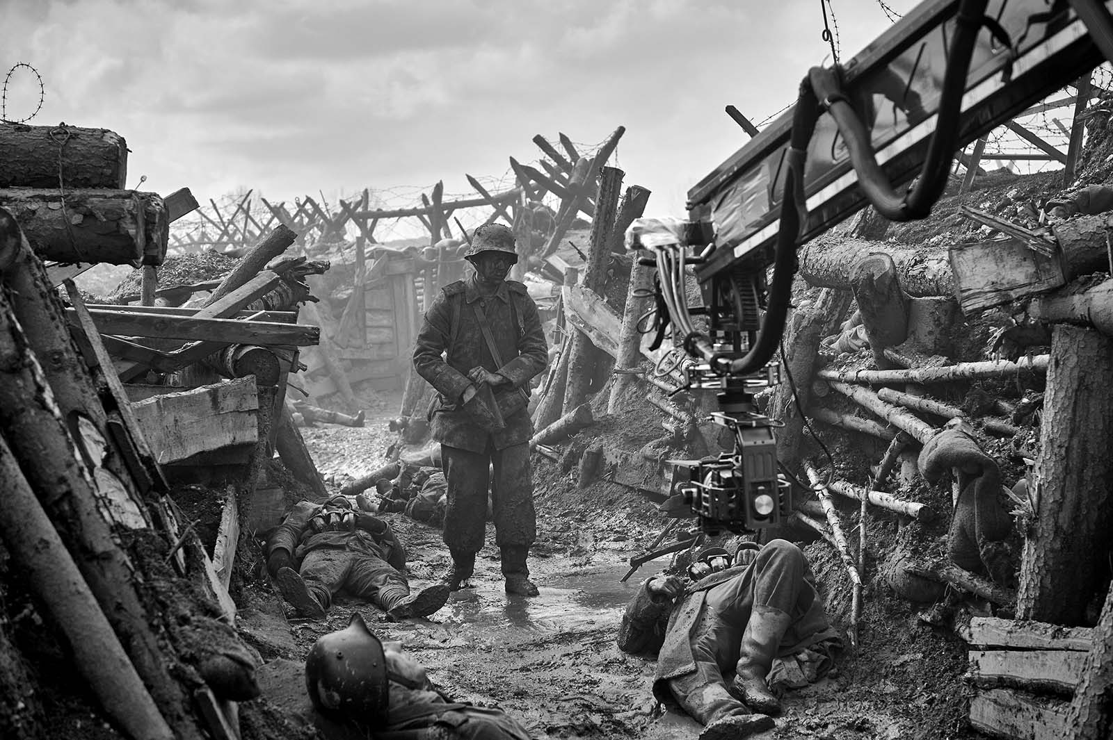 Large-format cameras in tight spaces were used in All Quiet on the Western Front. © Reiner Bajo/Netflix