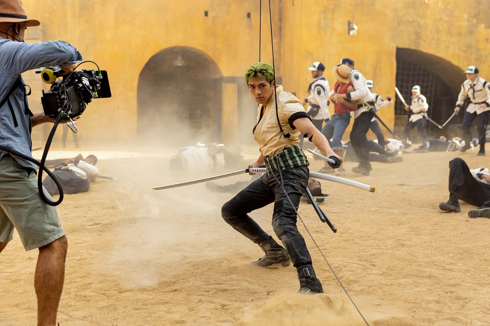 Zoro (played by Mackenyu) squares off in a One Piece fight choreography. Image © Netflix
