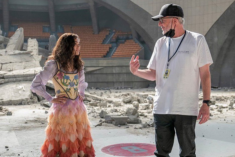 Director Francis Lawrence on set with Rachel Zegler. Image © Lionsgate