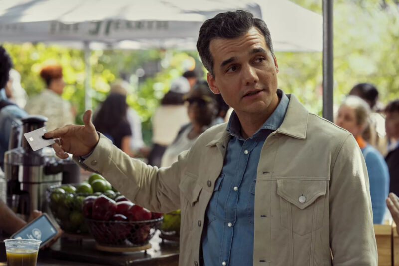 Our Smiths meet another John Smith, played by Wagner Moura, at a farmer’s market. Image © Prime Video