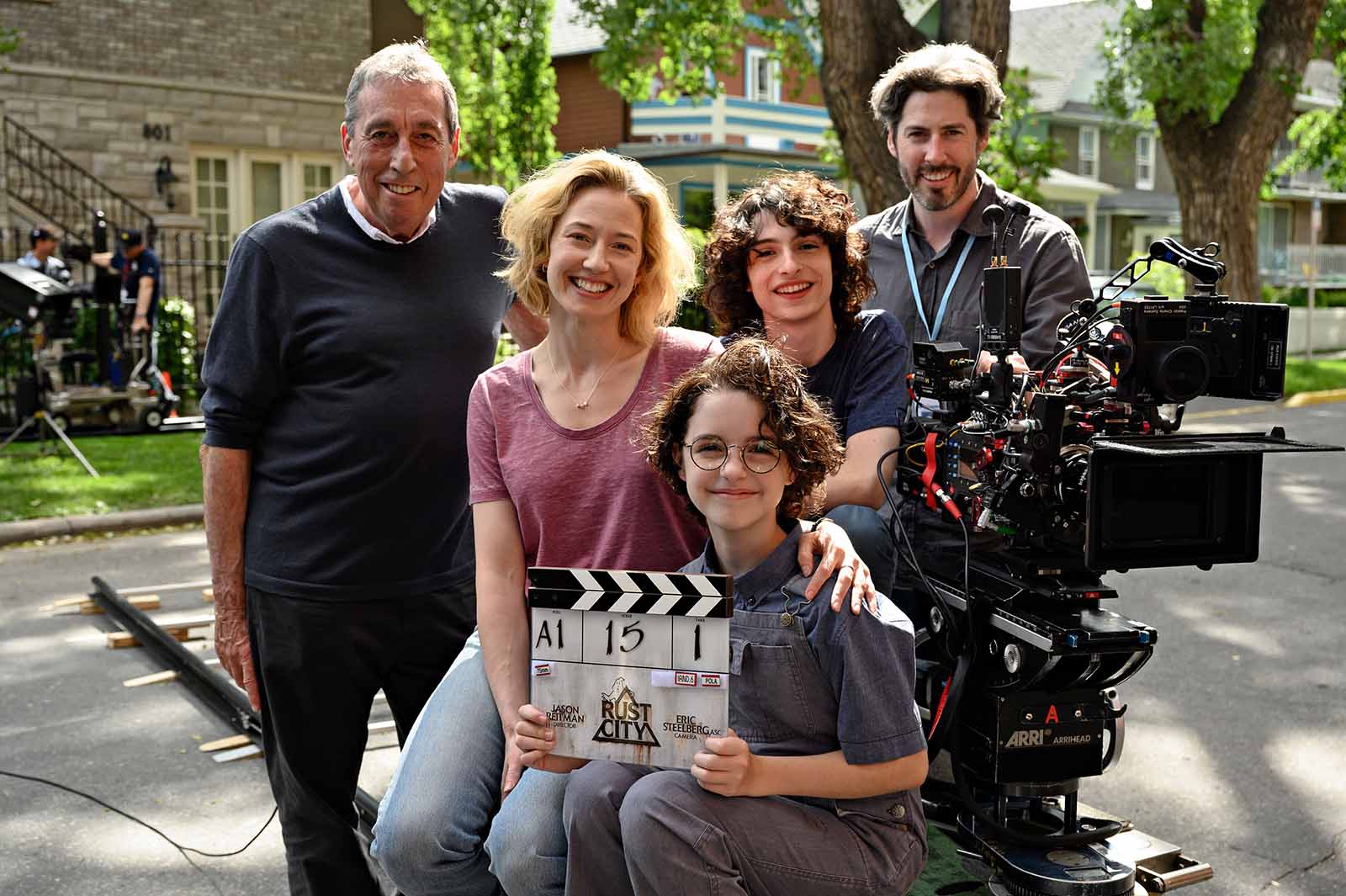 Ivan and Jason Reitman with Carrie Coon, Finn Wolfhard, and McKenna Grace on the set of Ghostbusters: Afterlife. Image @ Sony Pictures Entertainment