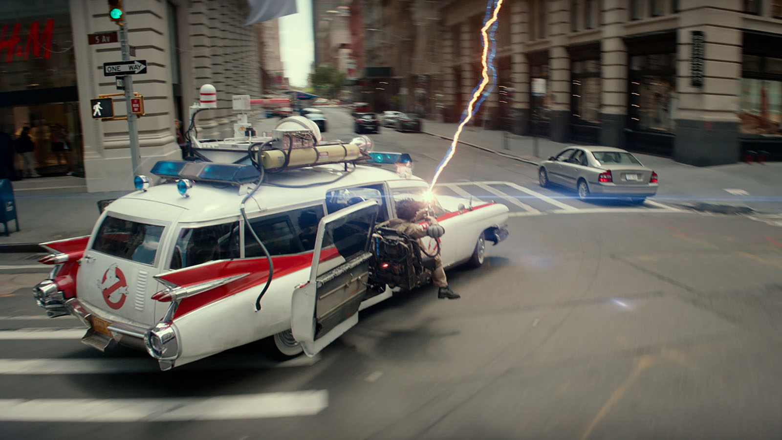 The Ectomobile makes its return too, with upgrades that allow it to fly through Manhattan chasing ghosts. Image © Sony Pictures Entertainment