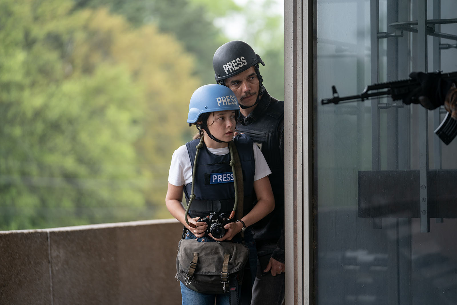 Jessie joins the older journalists and learns the hard truths about war reporting. Image © A24