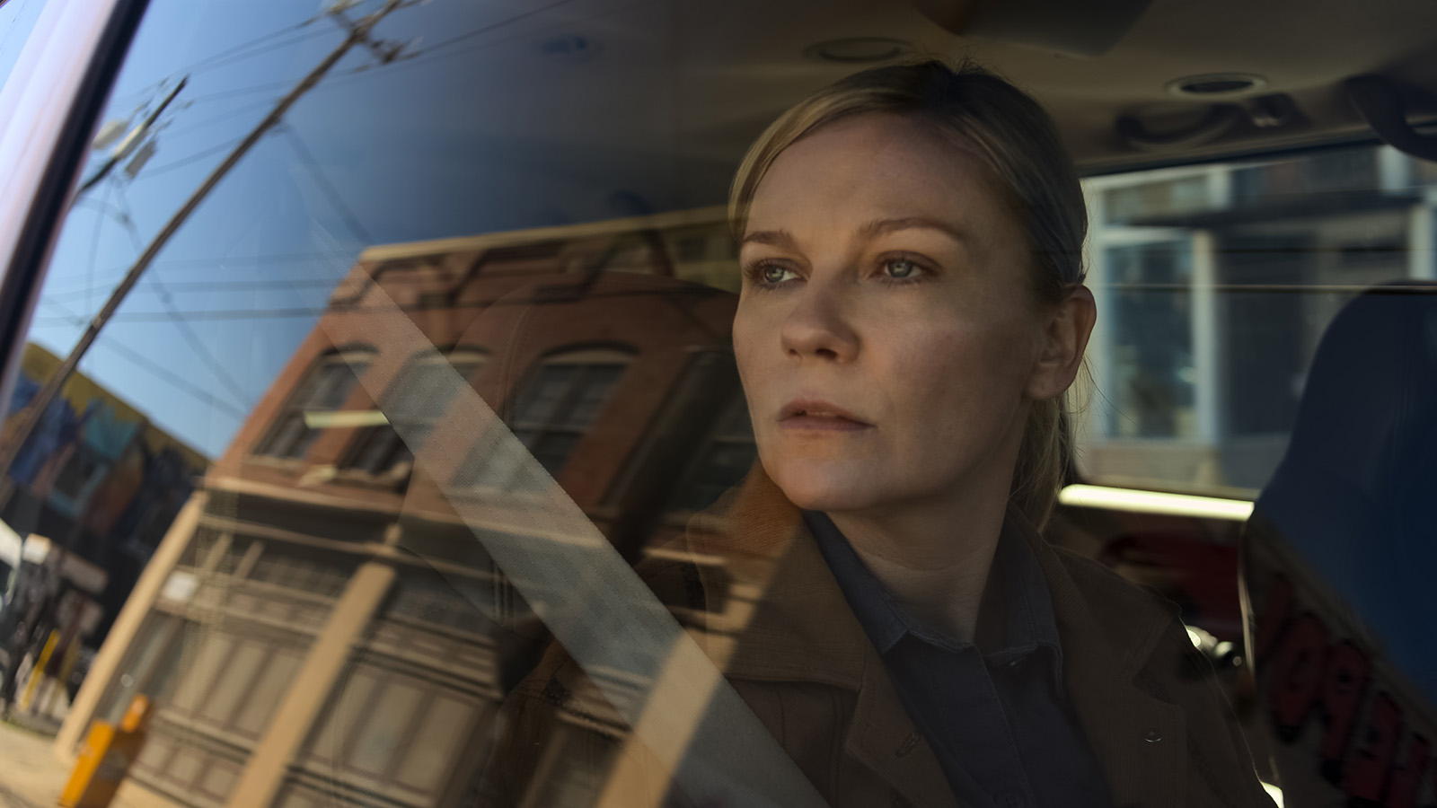 Kirsten Dunst plays Lee, a seasoned journalist who is horrified that war has broken out in her home country. Image © A24