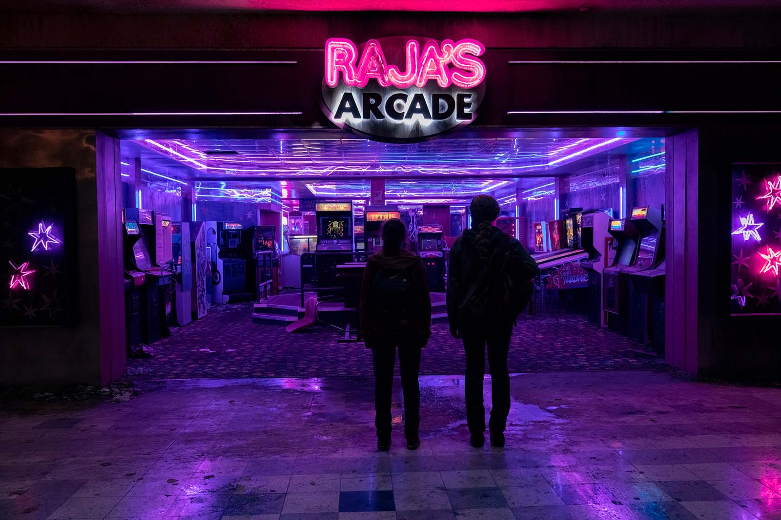 “It’s the most beautiful thing I’ve ever seen.” Ellie marvels at a neon-drenched arcade. Image © HBO